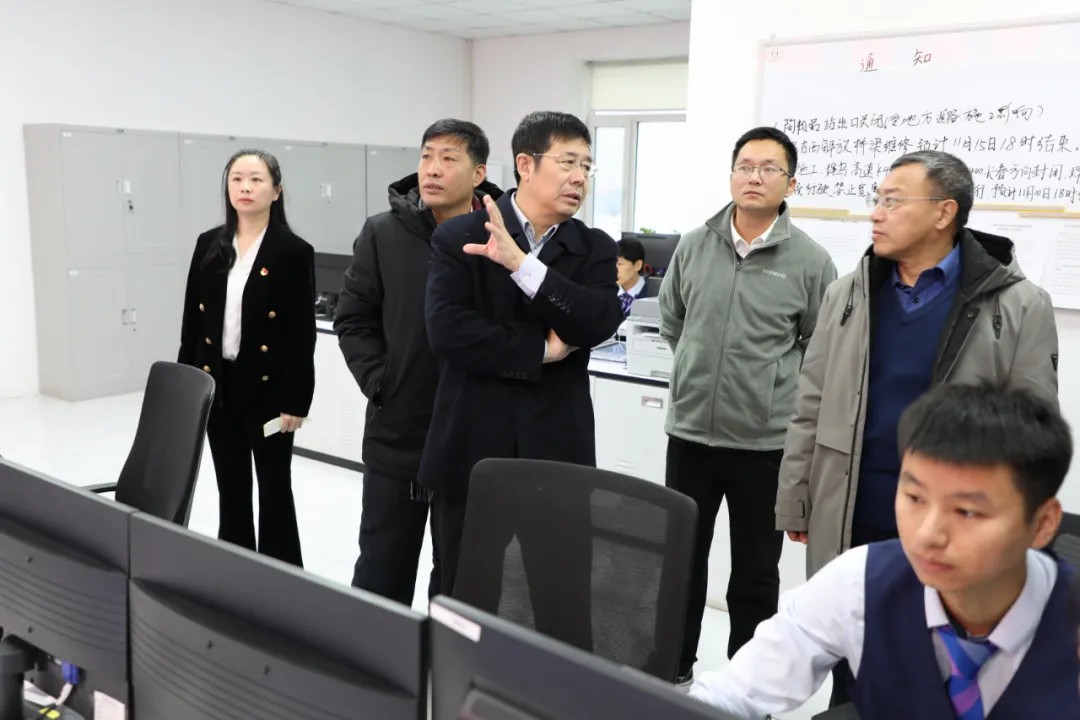 吉高集团党委书记、董事长郝晶祥督导全省高速公路除雪防滑工作2.jpg