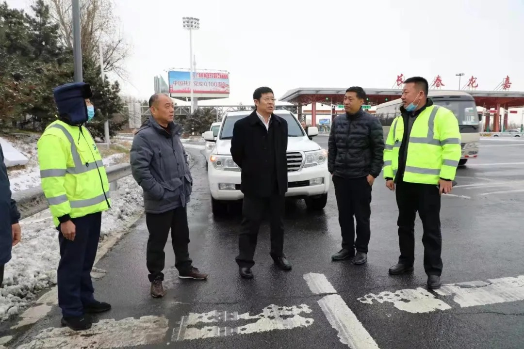 吉高集团党委书记、董事长郝晶祥检查长春周边高速公路除雪保畅工作1.jpg