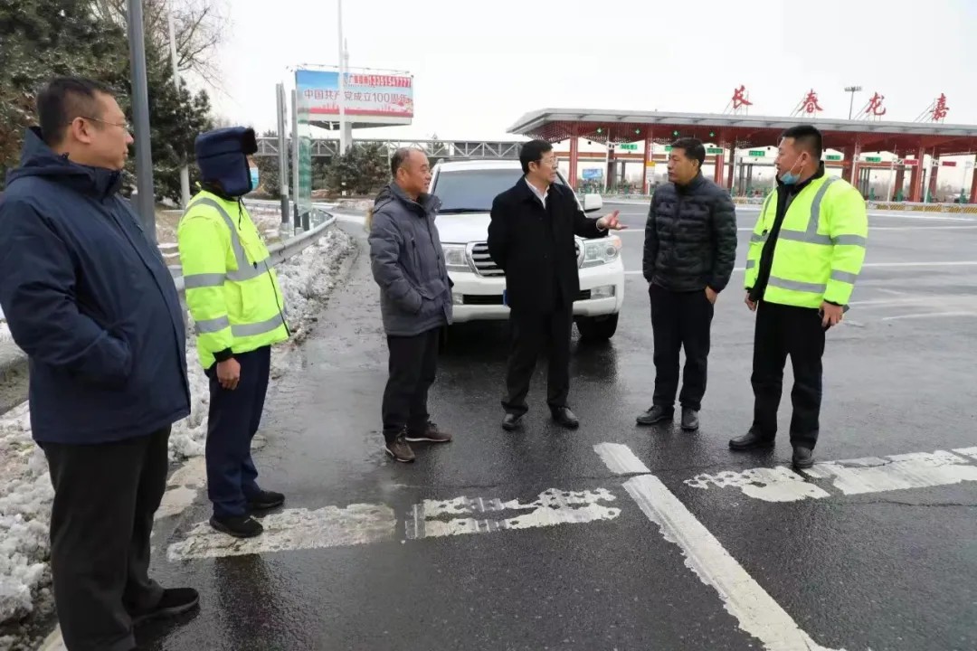 吉高集团党委书记、董事长郝晶祥检查长春周边高速公路除雪保畅工作2.jpg