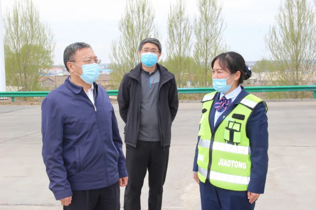 集团党委专职副书记呼显臣督导伊通分公司、梅河分公司节假日保畅及恢复收费前准备工作3.jpg
