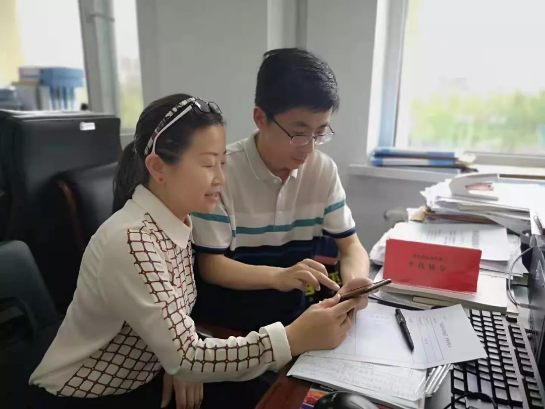 我为群众办实事丨财务管理部上门服务讲个税.jpg