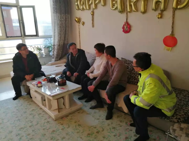 集团领导慰问困难职工 情系基层寒冬更显温暖1.JPG