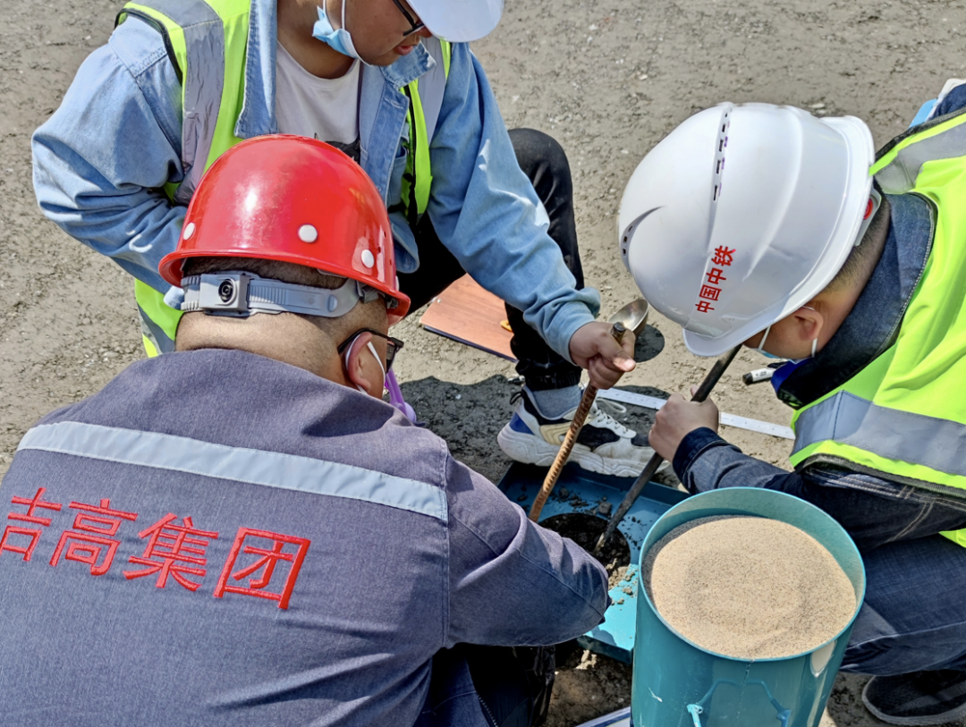 试验检测公司：全力保障蒲烟高速公路主线水稳段顺利摊铺1.png