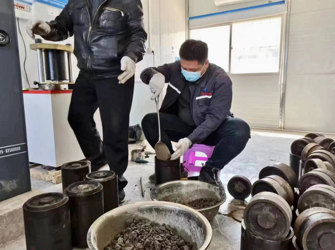试验检测公司：全力保障蒲烟高速公路主线水稳段顺利摊铺2.png