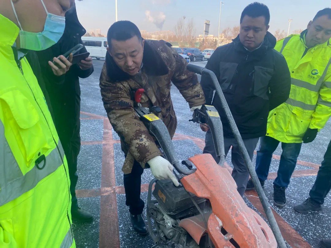长春分公司：18位收费站负责人解锁除雪技能2.jpg