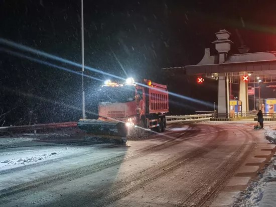 吉高集团未雪绸缪 全员在岗 全力迎战全省高速公路新一轮强降雪2.jpg