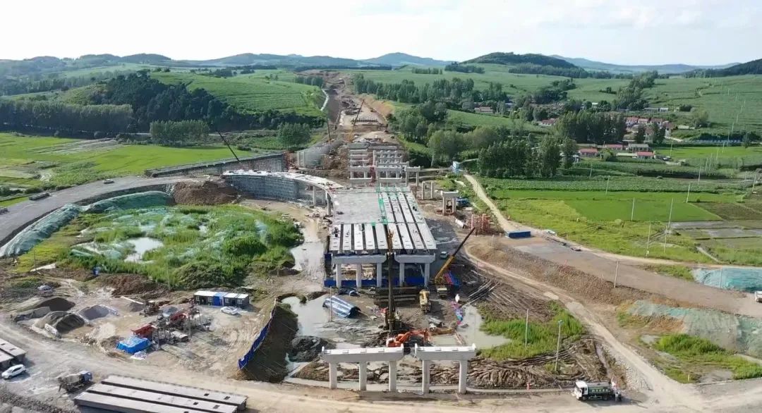 路桥公司：火力全开 掀起百日攻坚施工热潮1.jpg