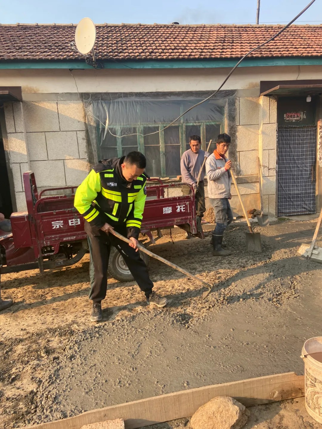 金泉监理：情暖困难户 庭院换新颜.jpg